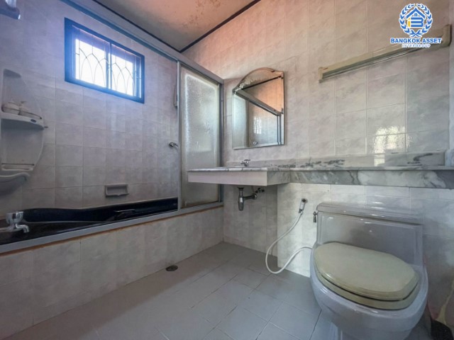 บ้านเดี่ยวมือสองย่านปทุมธานี ม.ปาริชาติ ถนน 345 บ้านแบรนด์คุณภาพระดับ L&H บนเนื้อที่กว้าง 81 ตร.ว. ฟังก์ชัน 4 ห้องนอน 3 ห้องน้ำ 2 ที่จอดรถ บนทำเลดี เชื่อมต่อถ.สะพานนนทบุรี-บางบัวทอง, ถ.ติวานนท์ ได้บ้านหลังใหญ่ในราคาที่คุ้มที่สุด! รีบจองเลย!